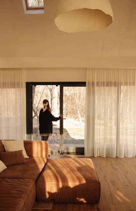 Imagini cu casa în care locuiește Sânziana Negru, lângă pădure. A construit-o de la zero: „Cea mai mare bătaie de cap cred că a fost cu muncitorii”