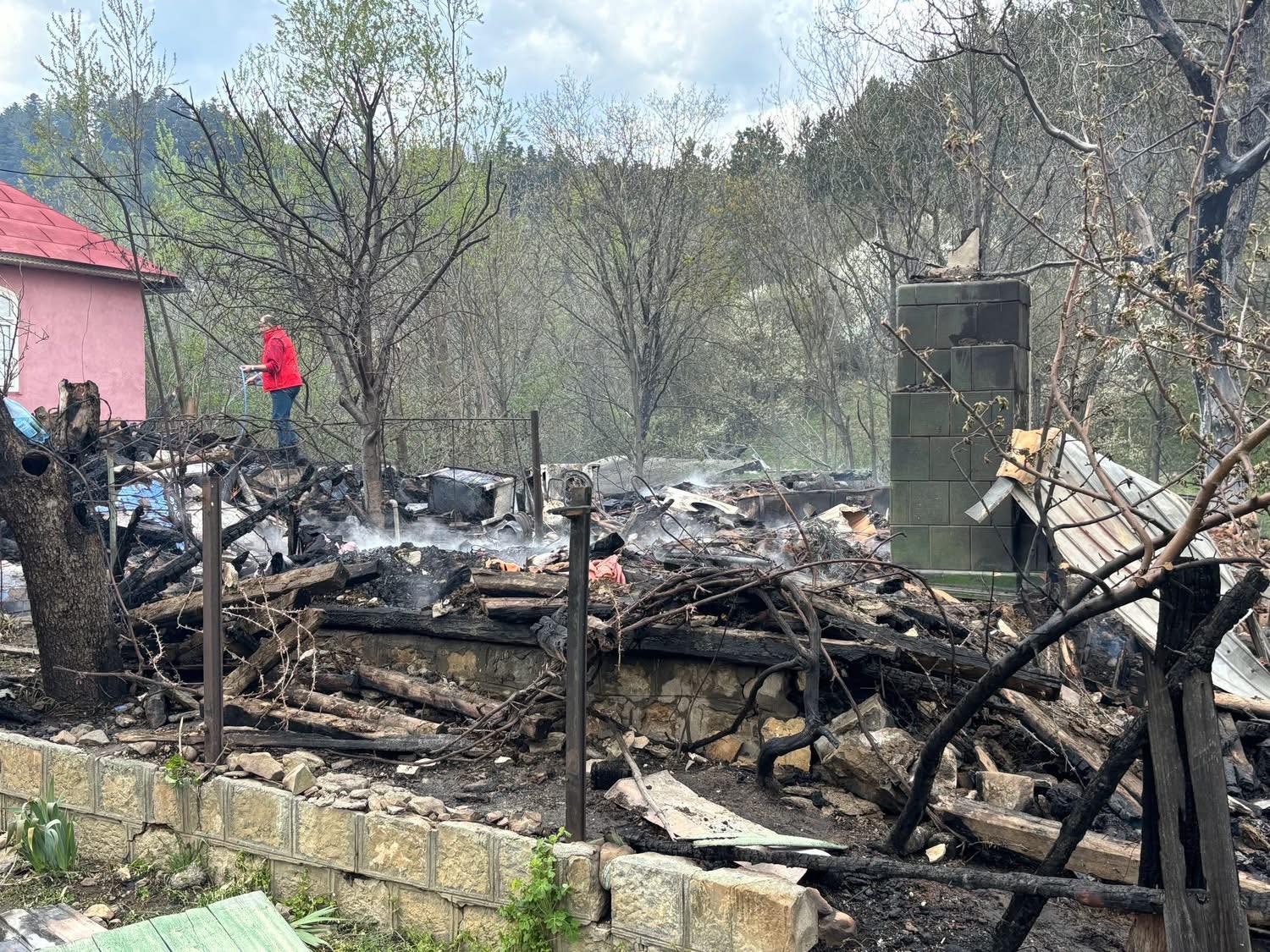 Noi imagini cu dezastrul lăsat în urmă de incendiul devastator din Soveja, în Vrancea: „Situația este critică"