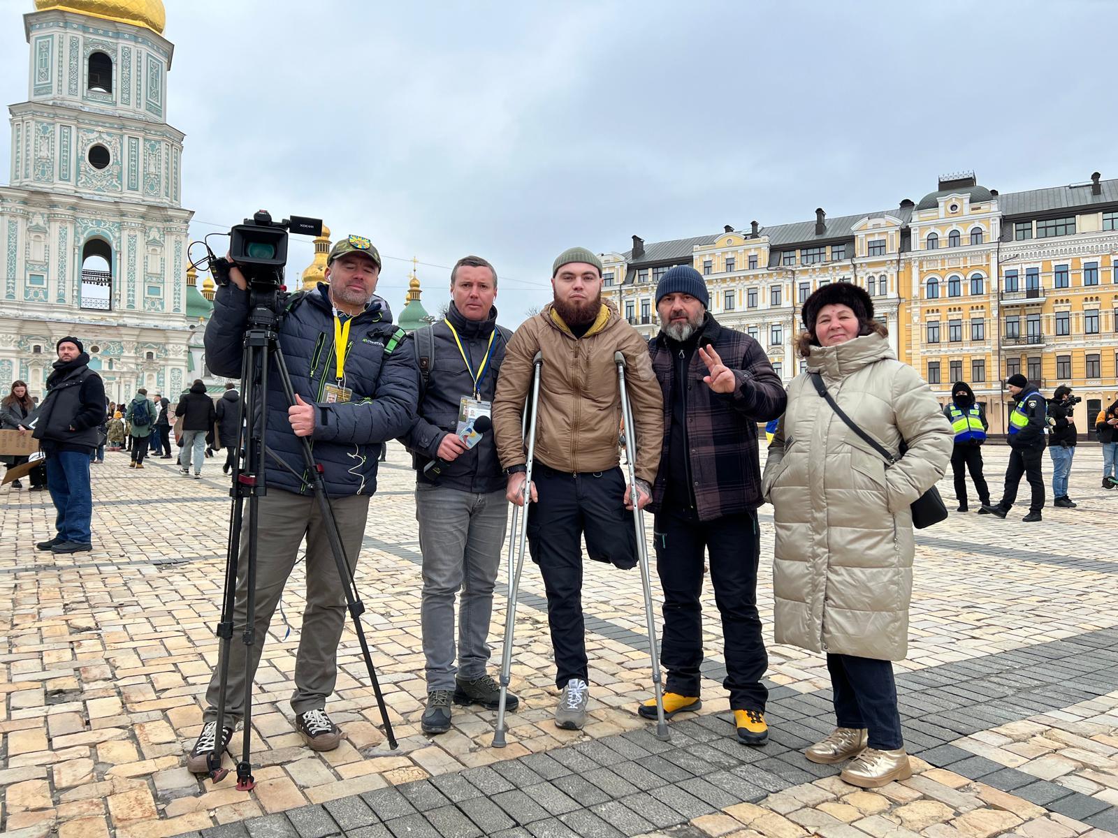 Cum se trăiește pe frontul din Ucraina. Relatările lui Alex Costache, jurnalistul TVR care a mers de 13 ori în mijlocul războiului: „Se auzeau obuzele cum vâjâiau în aer. Cădeau la 500 de metri de locul unde ne aflam”