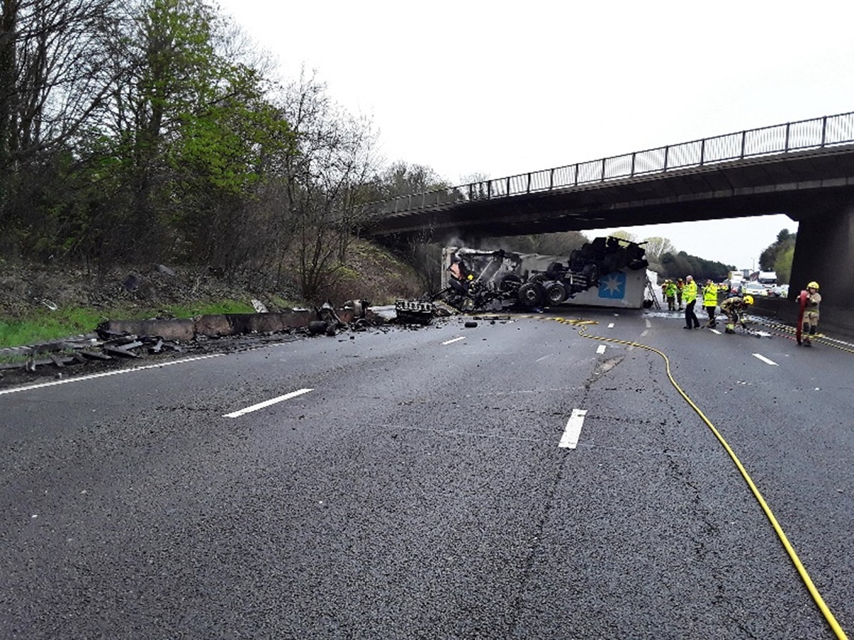 Camion rupt în două și cuprins de flăcări, cabina a fost aruncată de pe șasiu și motorul împrăștiat pe carosabil, pe o autostradă din Anglia