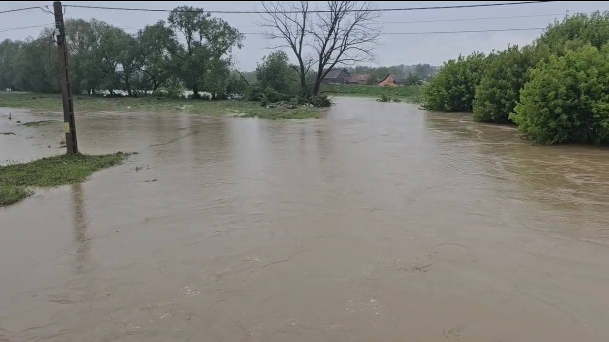 Cod roșu de inundații în județele Harghita, Braşov şi Covasna. Zeci de persoane evacuate preventiv