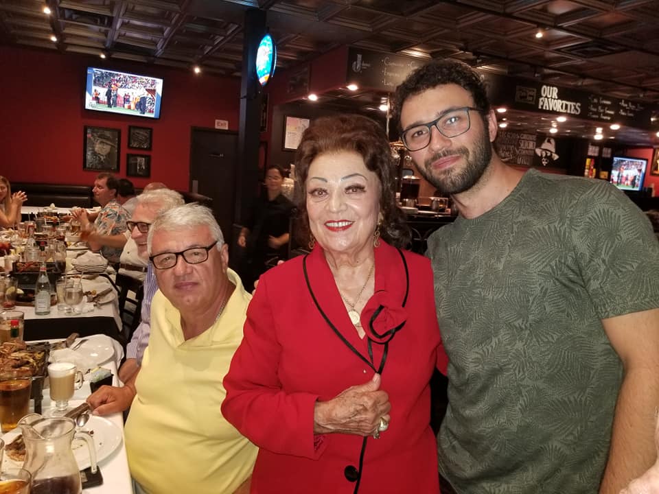 Maria Ciobanu a împlinit 81 de ani! ”Ciocârlia României” și-a serbat ziua la un sport pub din Los Angeles