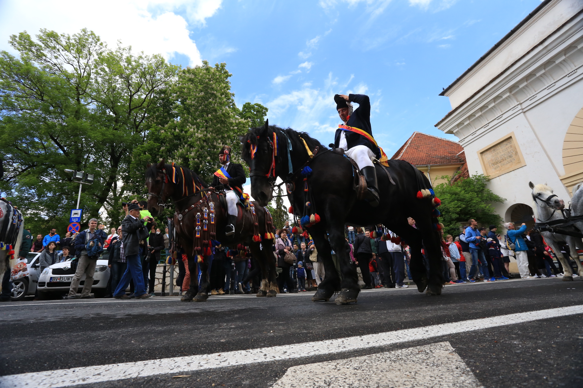 Mii de oameni au asistat la Parada Junilor la Brașov | GALERIE FOTO
