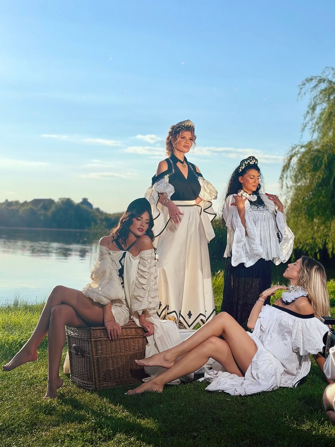 Denise Rifai în videoclipul „Hora Nebunelor”, lansat de Diana Matei