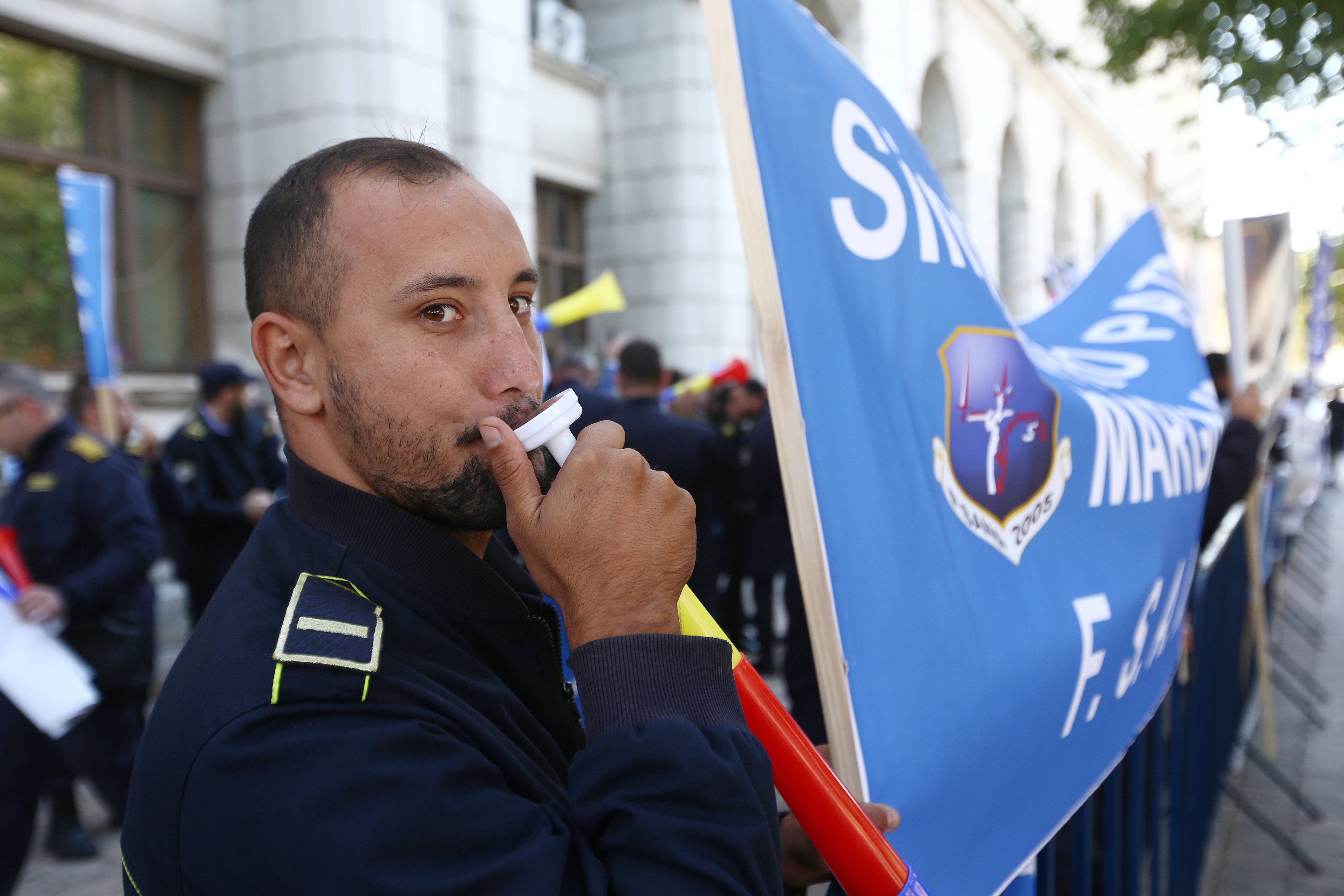 FOTO| Sute de gardieni din penitenciare protestează în fața Ministerului Justiției. Se cere demisia lui Tudorel Toader