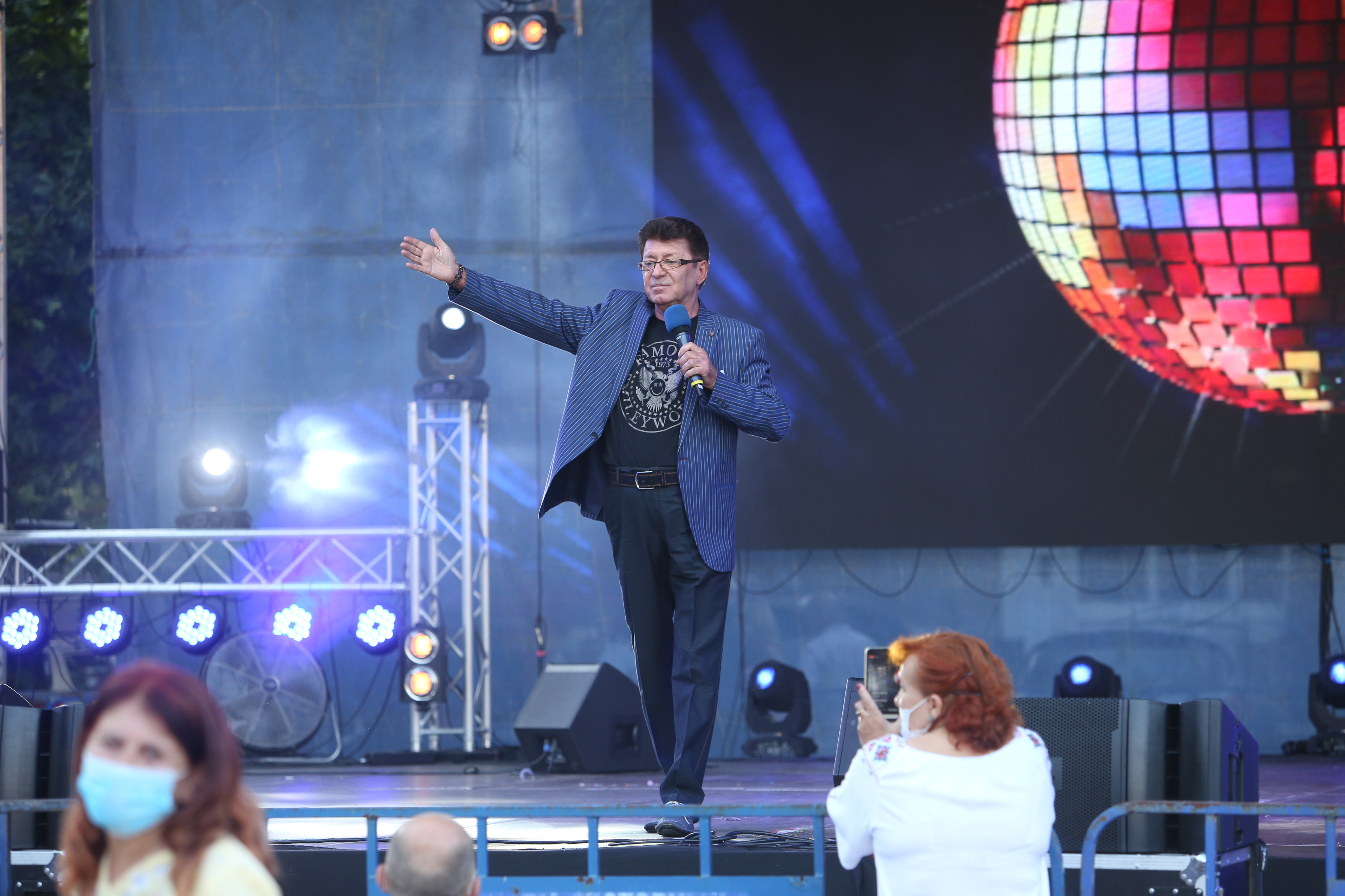Hore și aglomerație în Parcul Sebastian din Capitală, la spectacolul organizat de primarul Daniel Florea: ”Să vedem dacă ne îmbolnăvim sau nu. Suntem curioase”