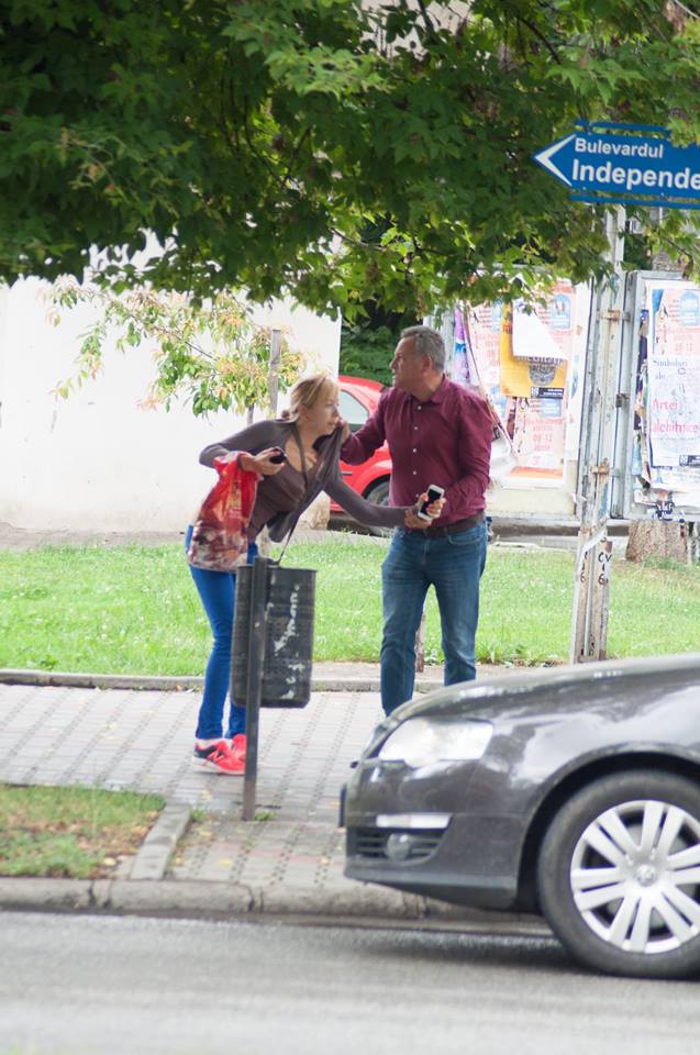 Un politician ar fi agresat o femeie în plină stradă, la Bistrița | GALERIE FOTO