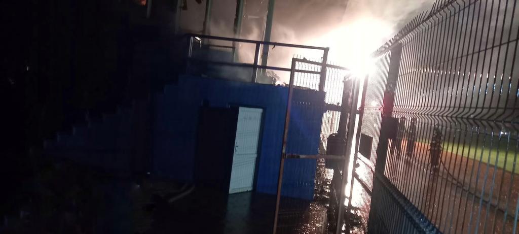 Incendiu la stadionul din Slobozia din cauza unui fulger. Tribuna oficială a ars ca o torță | VIDEO