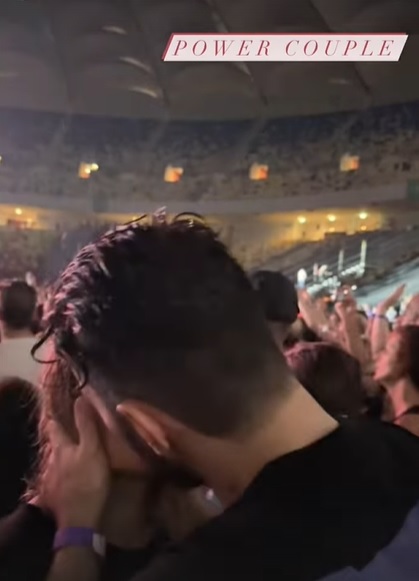 Smiley și Gina Pistol, sărut pasional la concertul Depeche Mode. Au sărbătorit ziua cântărețului dansând în ploaie