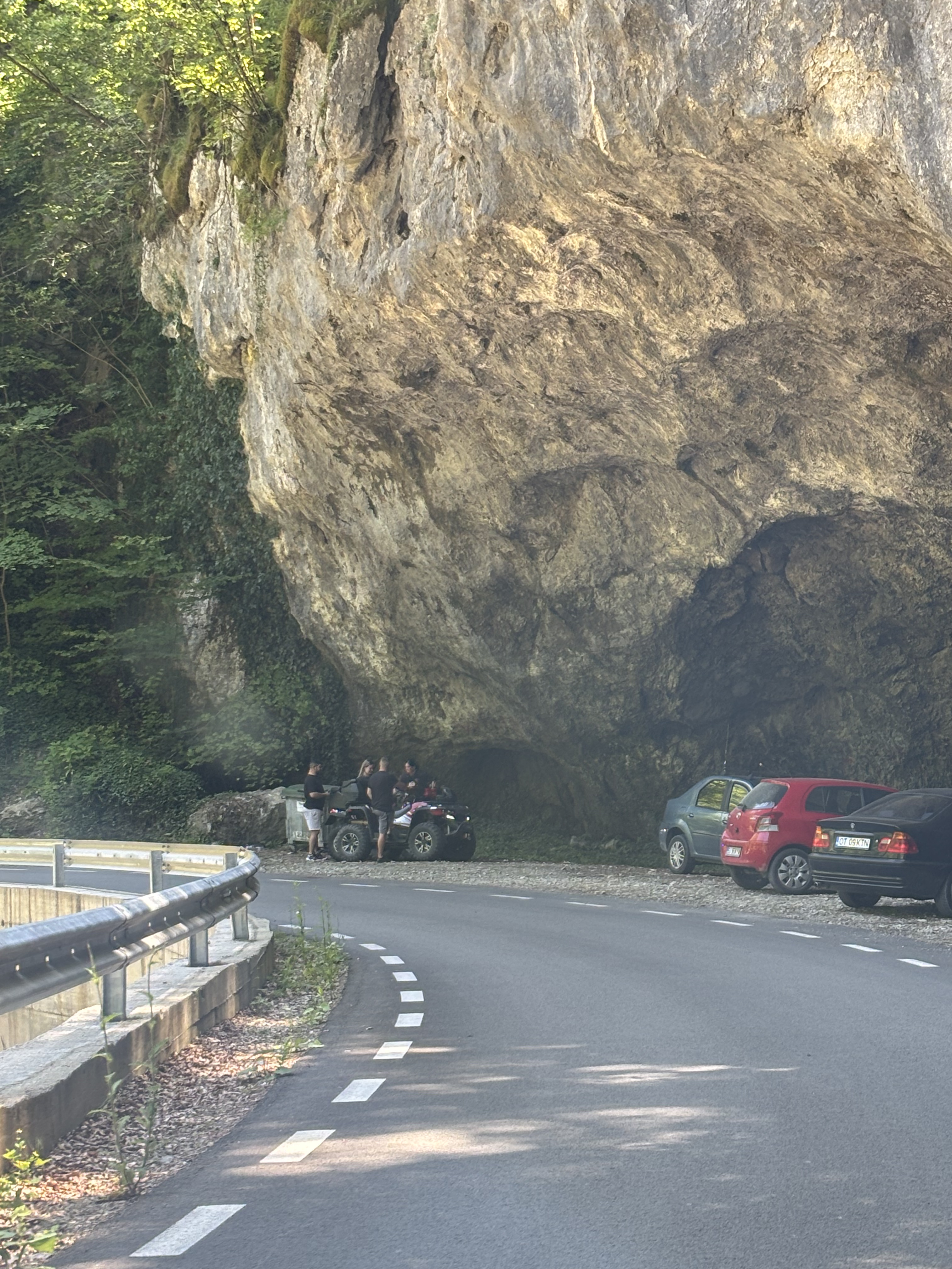 Vacanță vacarm în Cheile Sohodolului: mititei, motoare și calcar