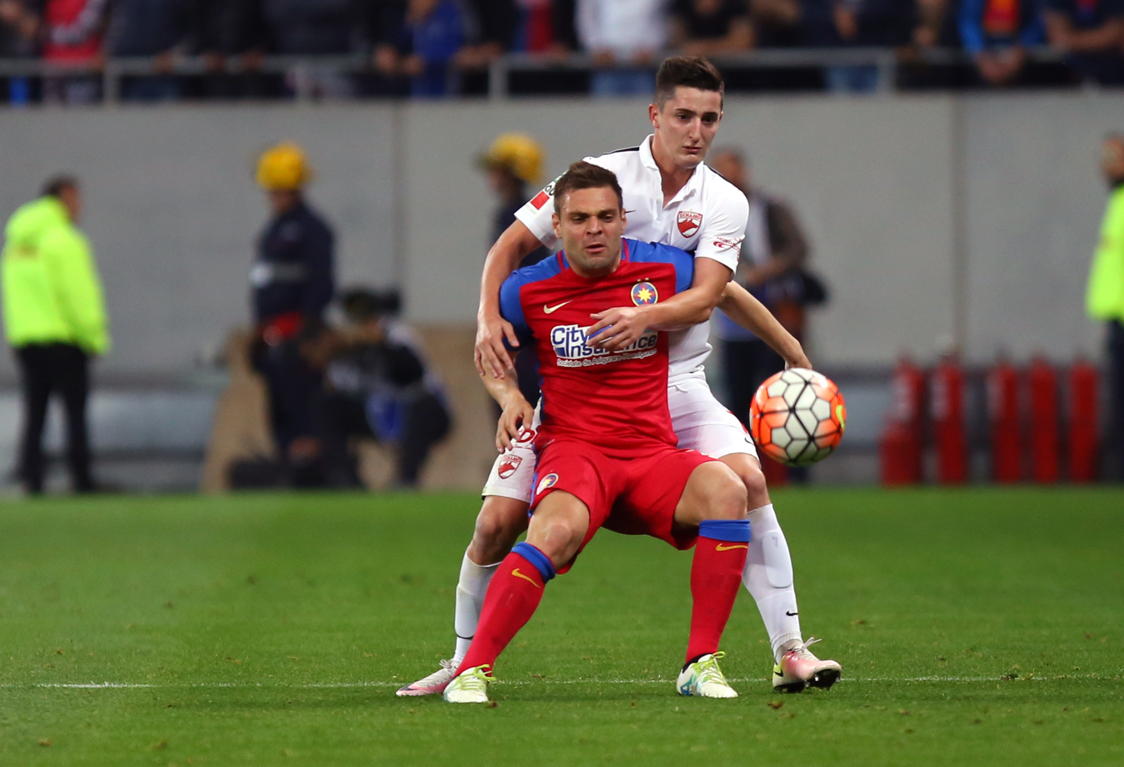 Derby de România. Steaua - Dinamo 1-1. Meciul a fost decis de un autogol şi de reuşita "rezervei" Gnohéré. Reacţii / FOTO & VIDEO