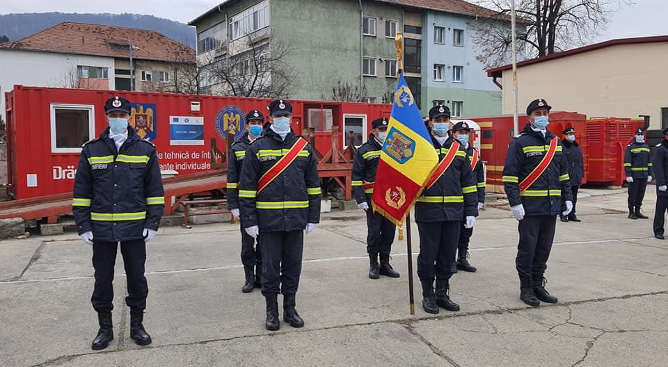 Trei pompieri care au intervenit la incendiul de la Spitalul din Neamț, avansaţi în grad înainte de termen