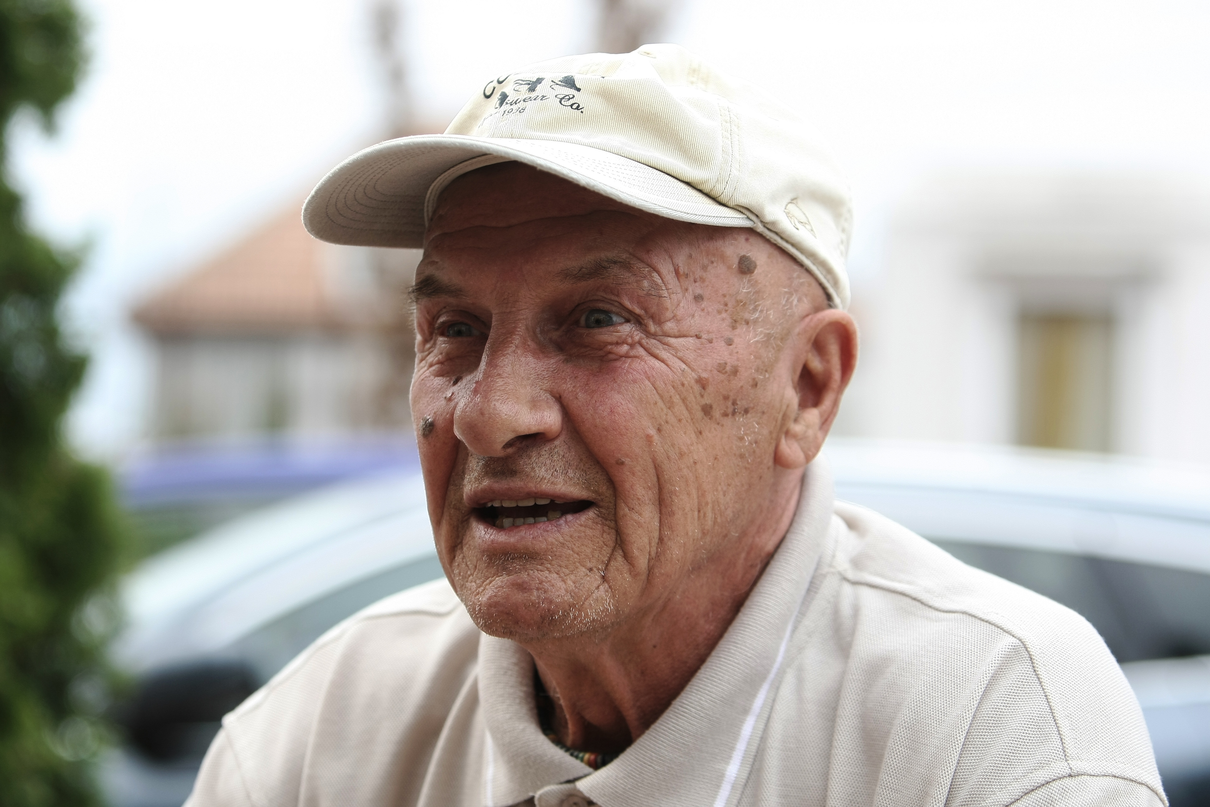 Reportaj la Satu Mare, acasă la Iosif Vigu. La 70 de ani, arată de 55: ”Fumez ca nebunul!”. Ar da buzna peste domnu′ Dan! VIDEO