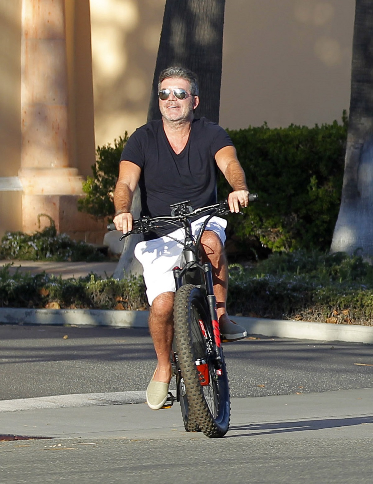 Simon Cowell a făcut accident de bicicletă. S-a rănit grav și a ajuns la spital: „E a doua oară când scapă miraculos”