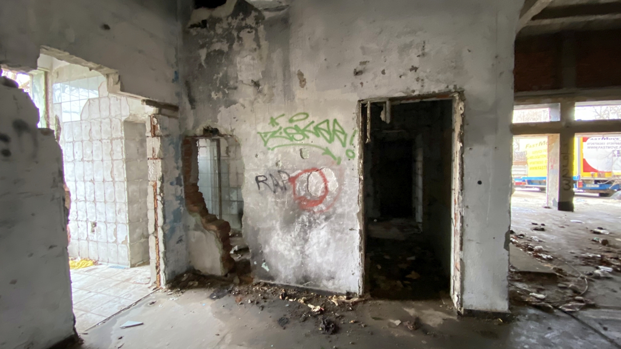 Cum arată la interior cinematograful Giulești, abandonat de autoritățile locale de mai bine de 20 de ani. Disputa dintre edili pe clădirea-simbol a cartierului