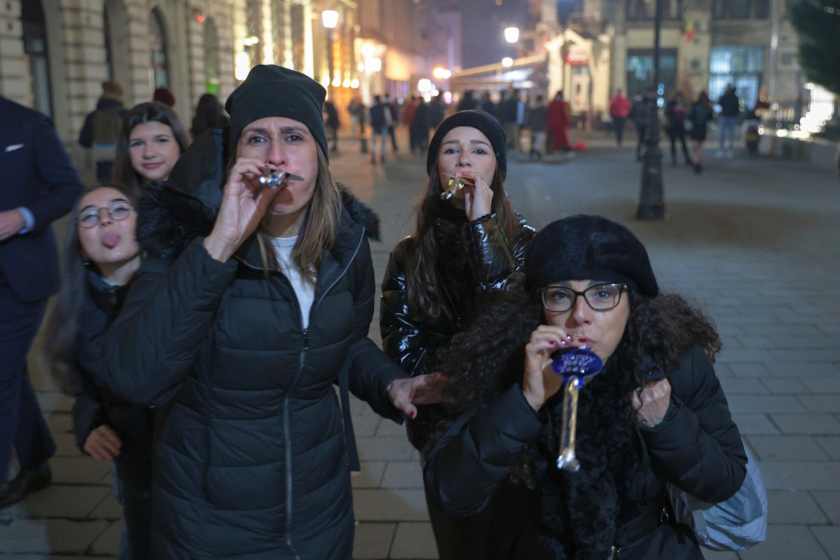 FOTO. Sute de persoane au petrecut de Revelion în Centrul Vechi, din București. A fost show și în Parcul IOR