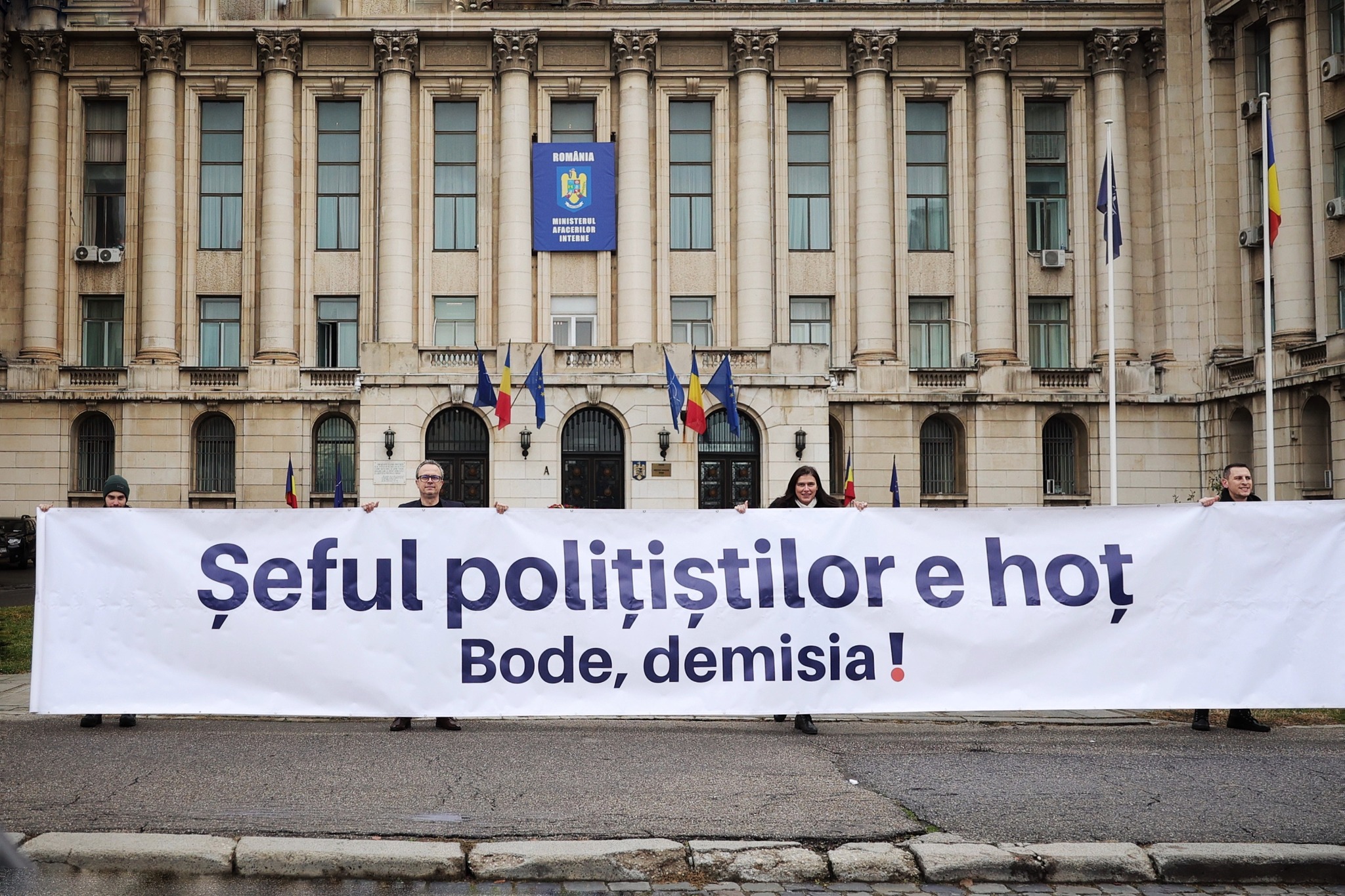 Protest în fața MAI și la Cotroceni. USR cere demiterea ministrului Lucian Bode, acuzat de plagiat