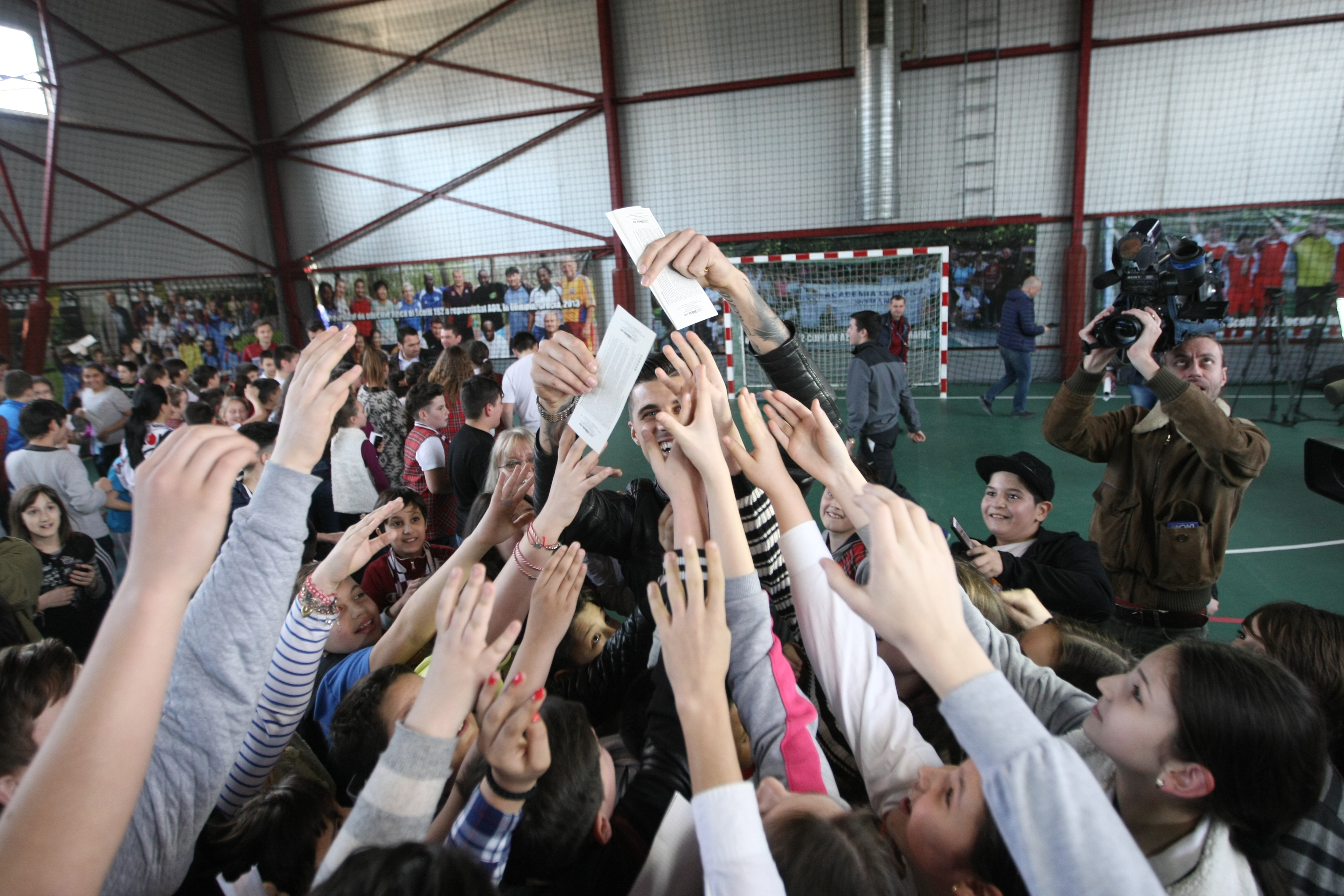 Rapidiștii au împărțit bilete la Școala nr. 162 din Giulești. Vineri, Rapid - Dunărea Călărași, derby-ul din Liga 2/ FOTO