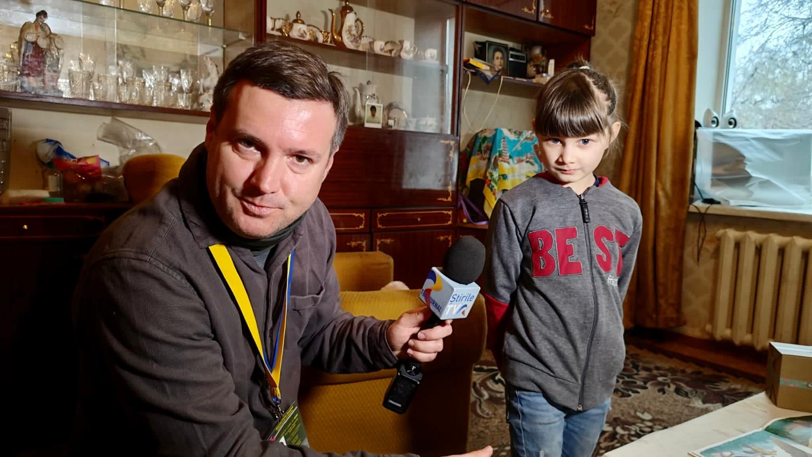 Cum se trăiește pe frontul din Ucraina. Relatările lui Alex Costache, jurnalistul TVR care a mers de 13 ori în mijlocul războiului: „Se auzeau obuzele cum vâjâiau în aer. Cădeau la 500 de metri de locul unde ne aflam”