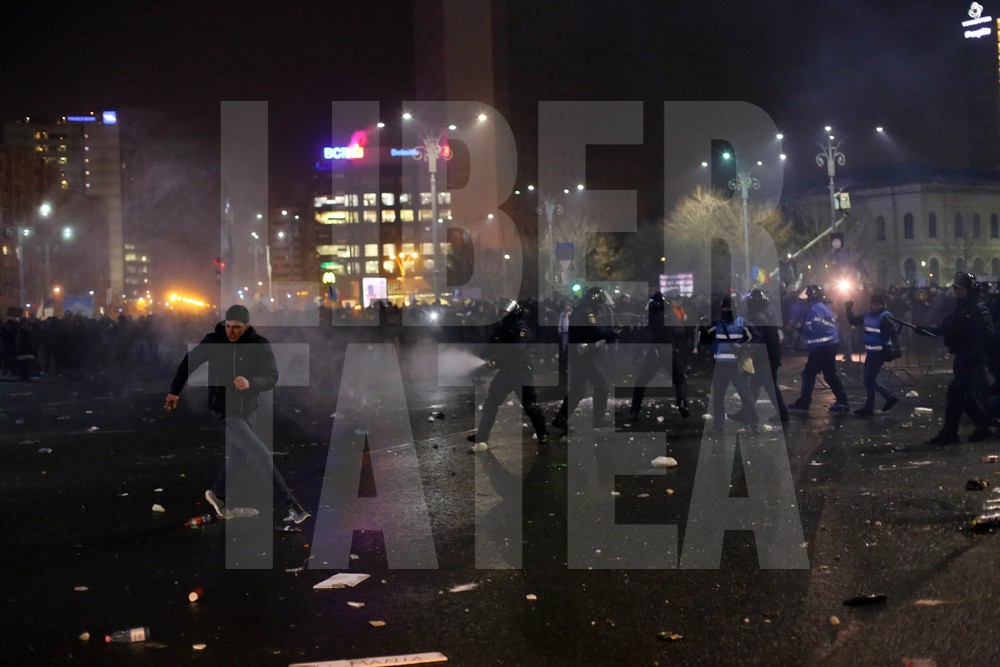 Violențe între ultrași și jandarmi, miercuri seară, în Capitală, pe finalul protestelor / FOTO & VIDEO