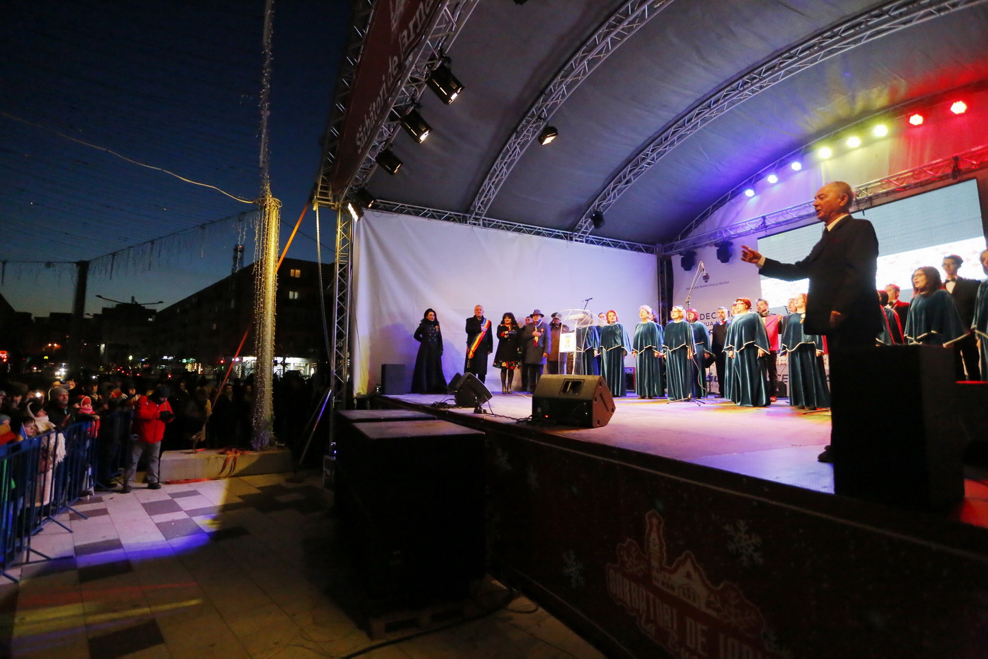 GALERIE FOTO/ Și la Buzău a fost inaugurat iluminatul festiv și s-a deschis oficial Târgul de Crăciun