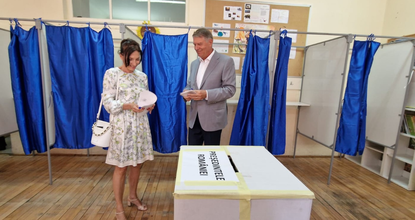 Cum și-a făcut Carmen Iohannis apariția la secția de votare din Sibiu. L-a ținut de mână pe Klaus Iohannis