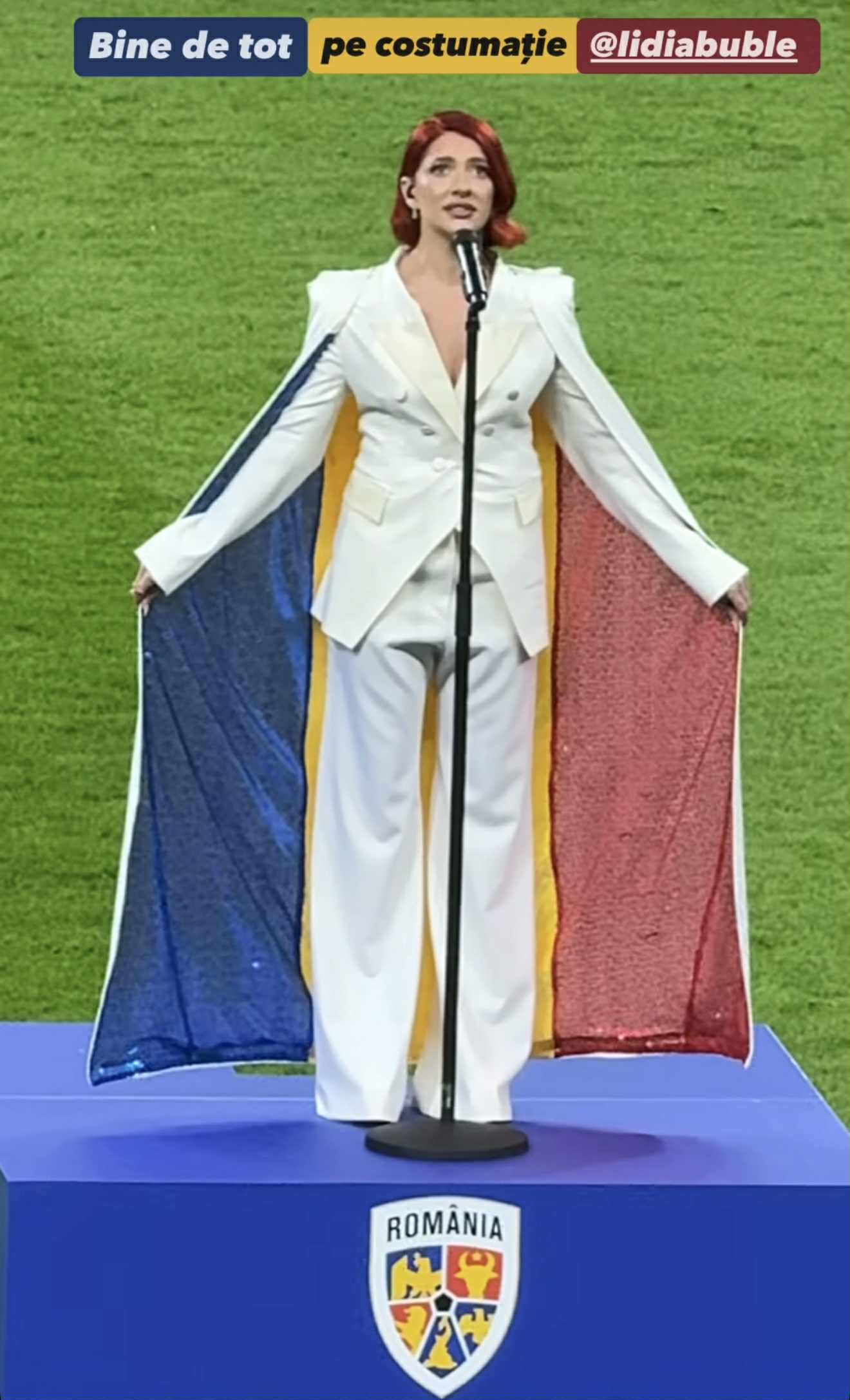 Cine i-a creat Lidiei Buble ținuta la meciul România - Moldova. A intonat imnul îmbrăcată într-o pelerină cu steagul țării