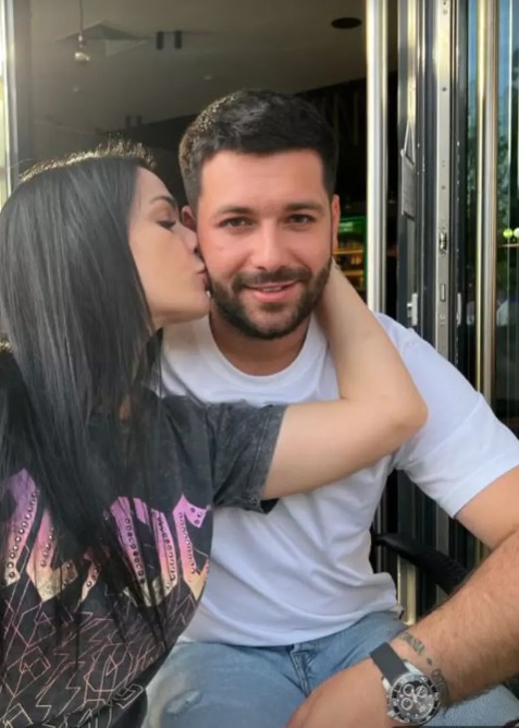 Deea Maxer s-a afișat oficial cu noul iubit. Fanii au reacționat: „Mult mai bine cu unul tânăr în loc de moșulici cu care ți-ai pierdut adolescența”