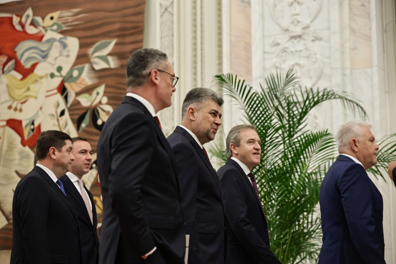 Nicușor Dan arată încă din prima zi că va fi președinte-jucător. Detalii surprinse la ceremonia de învestire: de la buna-dispoziție a lui Băsescu la încolonarea clasei politice | Reportaj