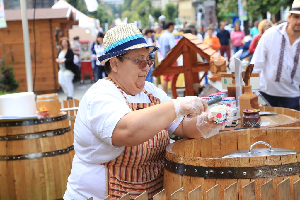 Festivalul Sinaia Forever s-a terminat fără artificii. Poliția a trimis mascații să taie alimentarea cu energie electrică / VIDEO