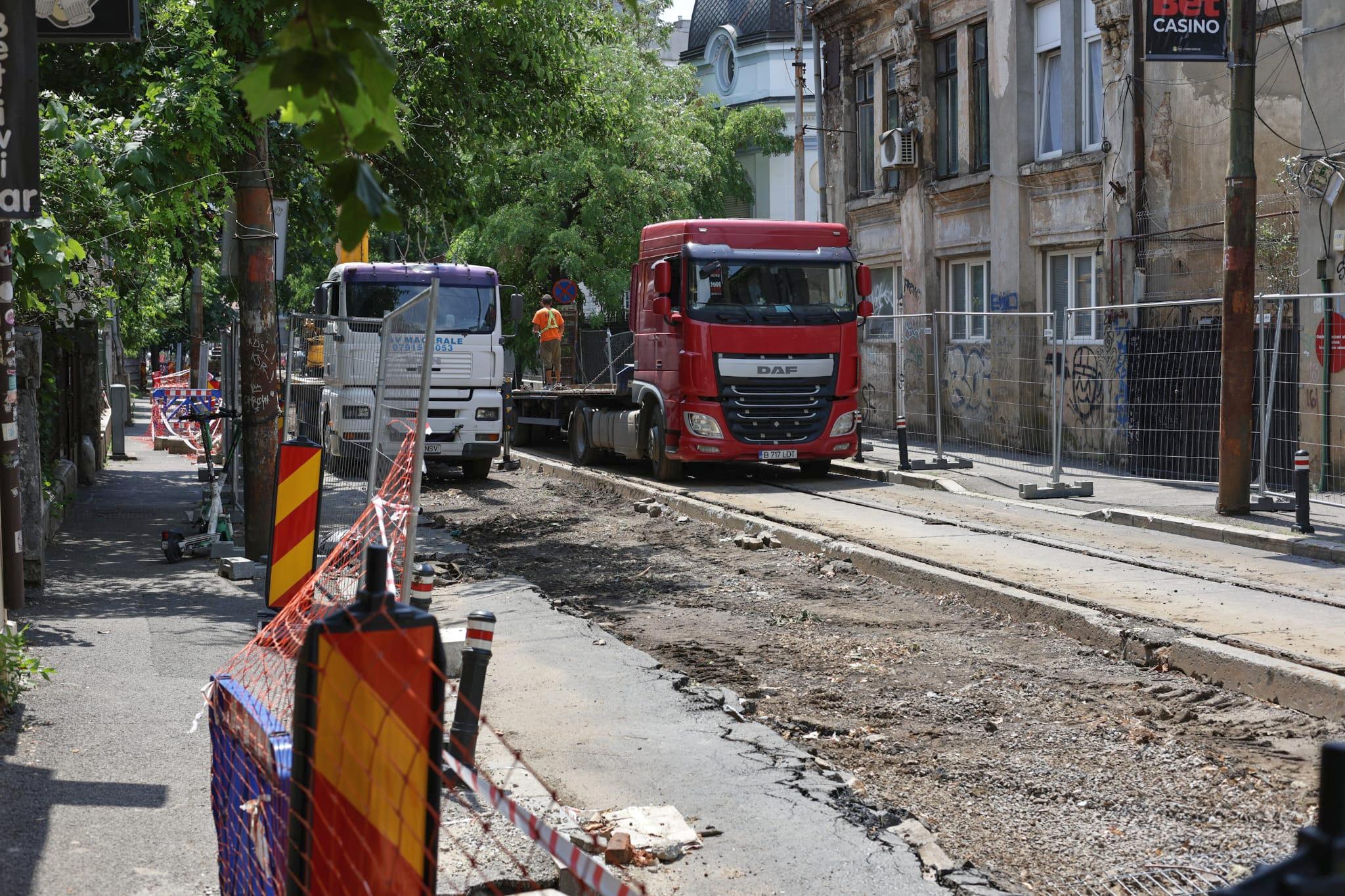 „Haos total! Tremură casa când trec utilajele”. Am mers pe șantierul STB să vedem cum se lucrează la schimbarea liniilor de tramvai