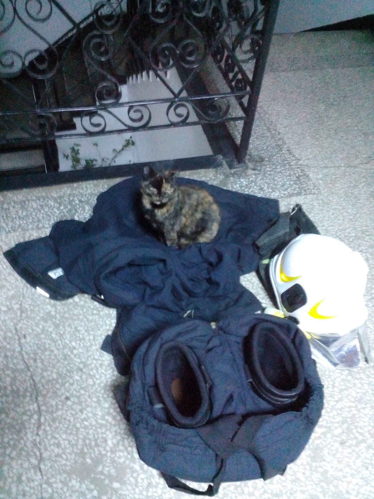 REPORTAJ/ Povestea impresionantă a pompierului-înger care întoarce oamenii din morți. S-a dus înapoi în foc și cenușă ca să salveze hainele de înmormântare ale unui bătrân