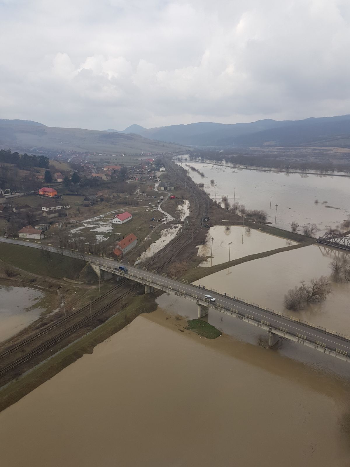 UPDATE/Ministrul de Interne a ajuns în zonele inundate din Covasna şi Braşov. Carmen Dan: "Se poate ajunge la evacuarea forțată a oamenilor” (FOTO&VIDEO)