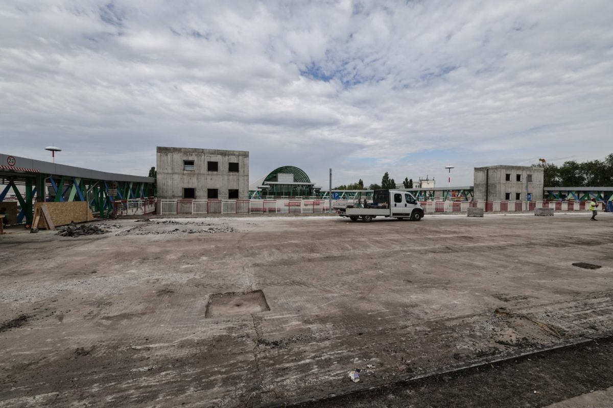 Parcarea Sosiri de la Aeroportul Henri Conadă a fost închisă astăzi: la toamnă se deschide una nouă, pe 4 niveluri