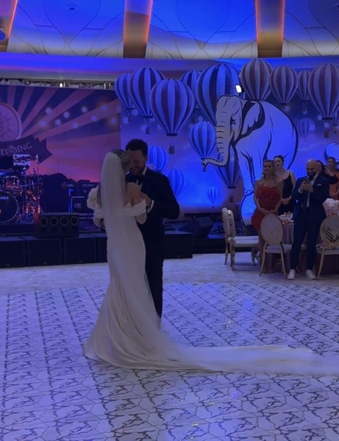 Imagini de la nunta Roxanei Hulpe. Tatăl preot a condus-o la altar, iar Cabral și Andreea Ibacka au fost nași