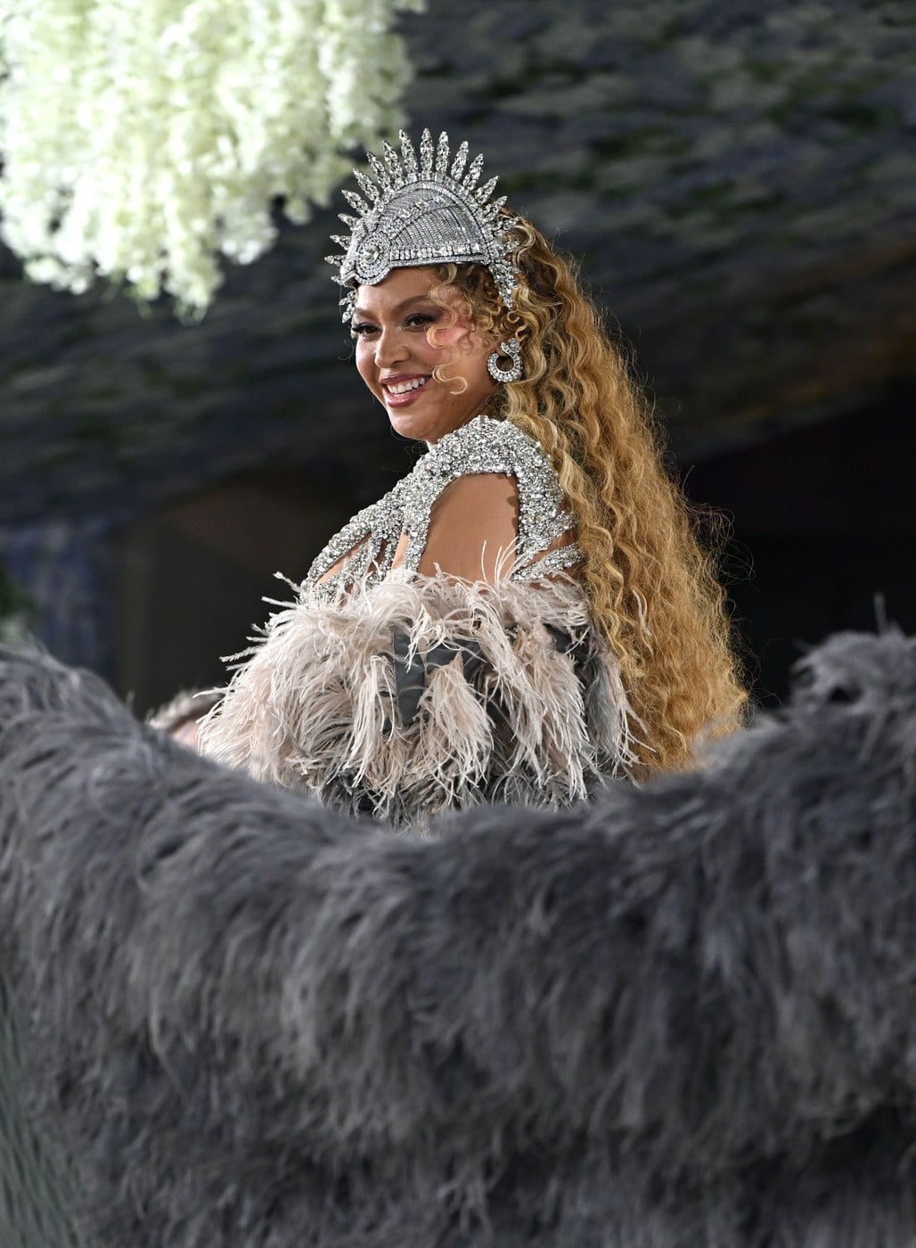 Beyoncé a revenit la Met Gala 2026 după un deceniu, alături de fiica sa, Blue Ivy Carter. Cum au apărut cele două pe covorul pietruit