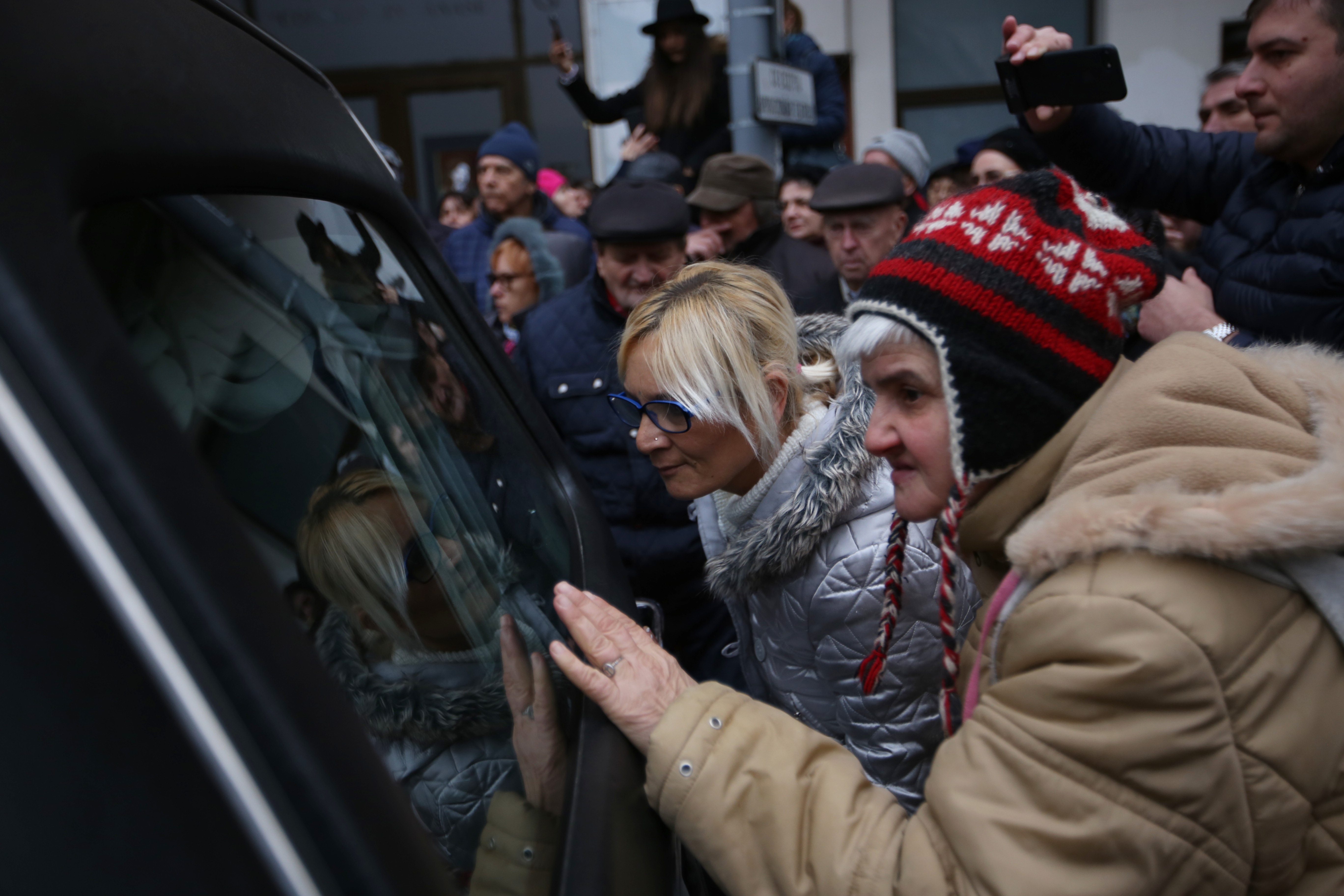 EXCLUSIV | Mitică Popescu, dărâmat la căpătâiul Stelei Popescu. Lumea a luat cu asalt Teatrul Constantin Tănase | FOTO & VIDEO
