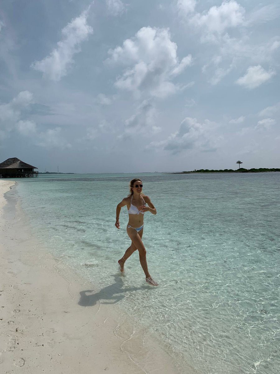 Elina Svitolina a jucat biliard în lenjerie intimă. Sportiva din Ucraina a făcut furori în Maldive | GALERIE FOTO