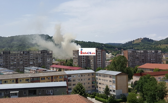 Incendiu violent în Reșița. Un cartier întreg, acoperit de fum
