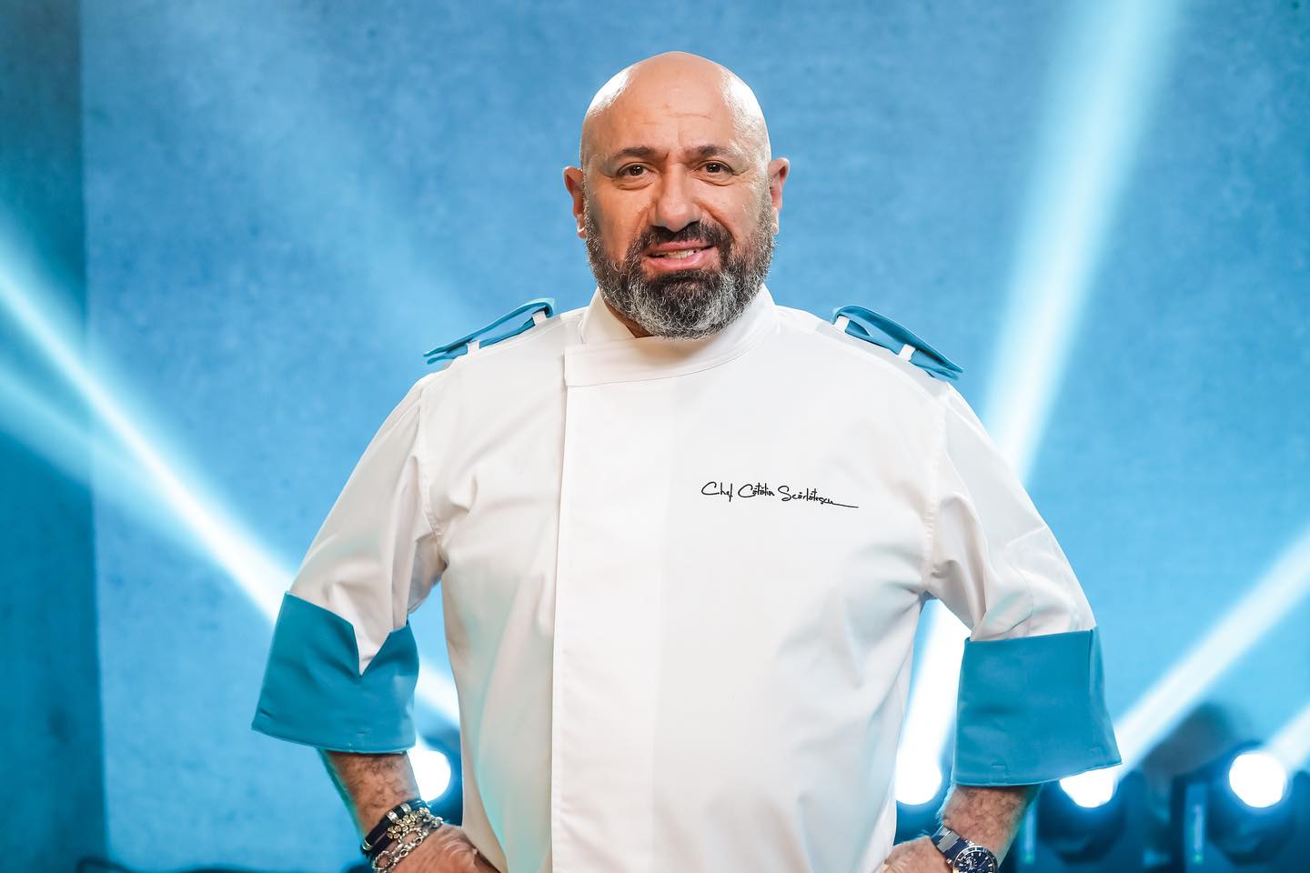 Cătălin Scărlătescu a răbufnit după ce o producătoare de la „Chefi la cuțite” i-a adresat un mesaj dur: „Ei se cred Dumnezei și noi suntem niște sclăveți”