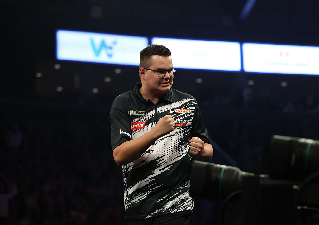 Szörnyű fájdalmai voltak, kórházba került a vb-döntős dartsos – Ezt üzente a rajongóinak