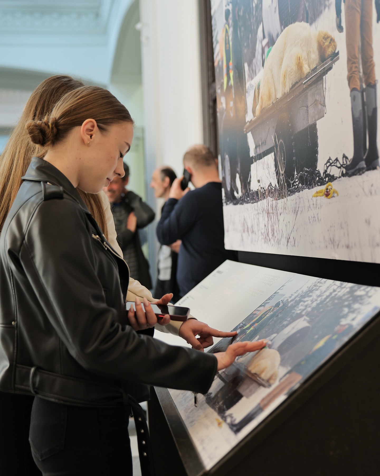 Fotografiile în relief se pot simți și poveștile lor se pot auzi, o expoziție foto pentru nevăzători a fost deschisă la Iași
