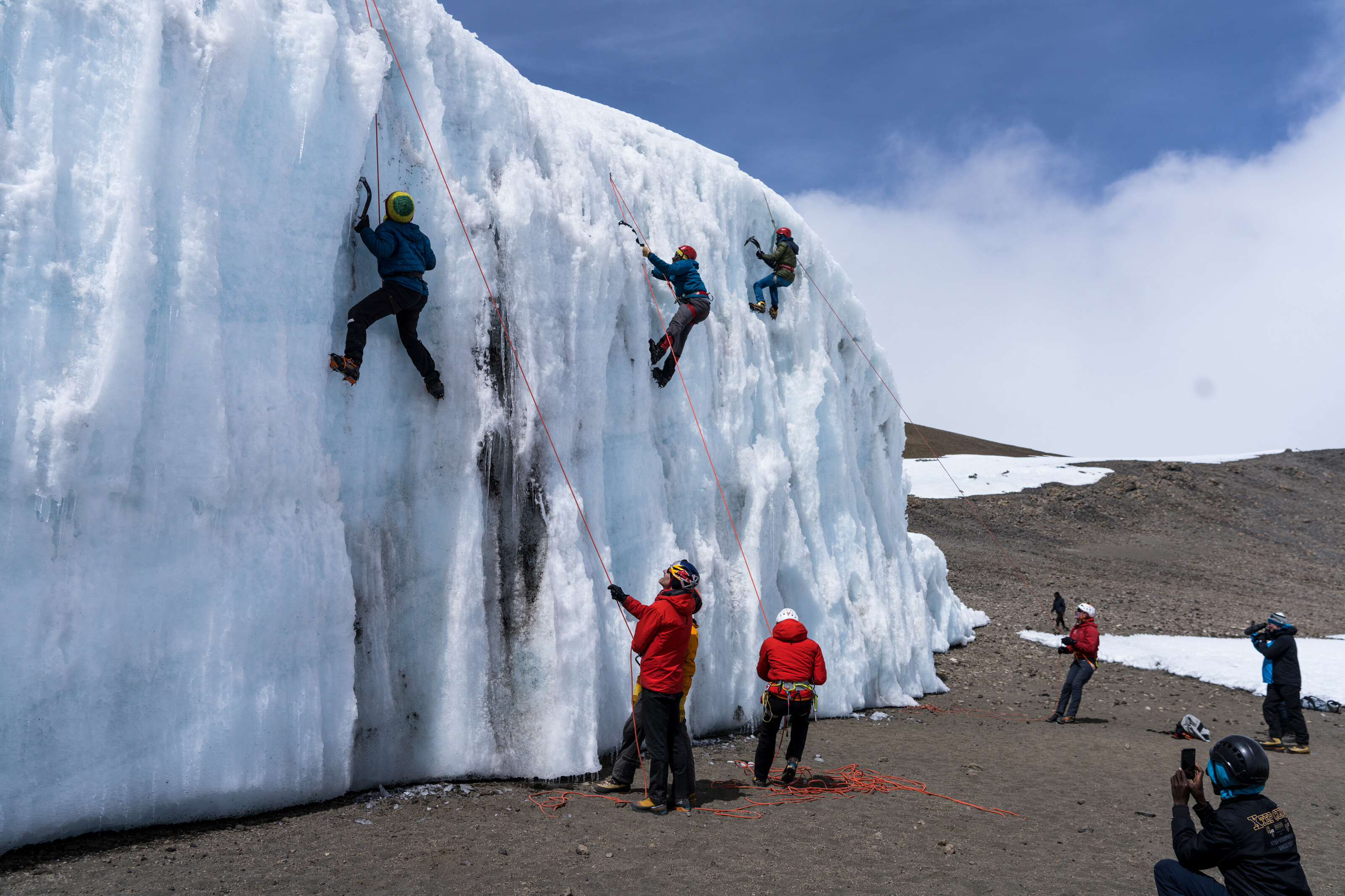 Alpinistul Will Gadd, ultimul om care urcă pe un celebru traseu montan, printre ghețarii care se topesc pe Kilimanjaro. Imagini spectaculoase