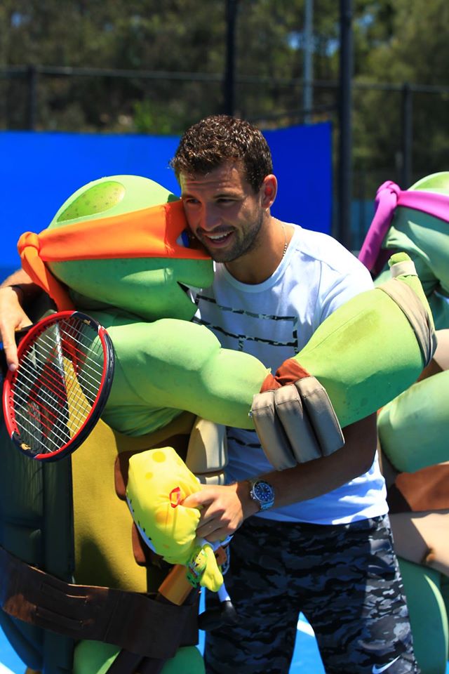 Simona Halep, strălucitoare la petrecerea jucătoarelor. La Sydney, sportiva a fost în formă și la ”Kids Day”, avându-l alături pe bulgarul Grigor Dimitrov, cel mai râvnit bărbat din circuit. Accidentarea care a făcut-o să abandoneze la Brisbane n-a trecut/ FOTO & VIDEO