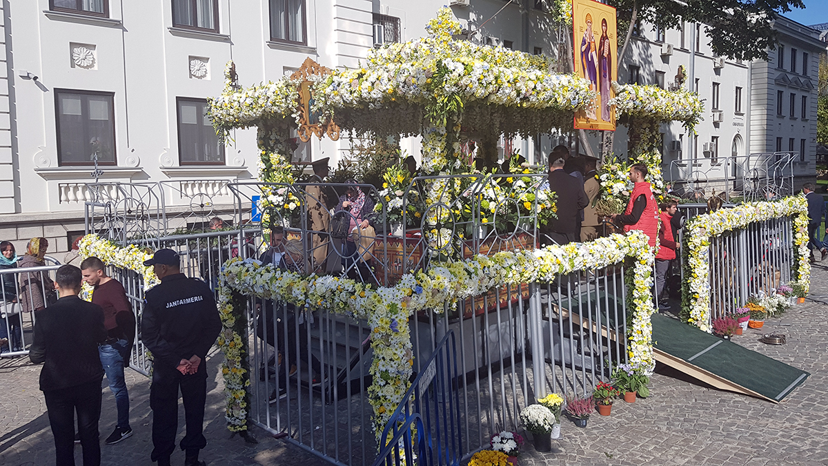 Zeci de mii de oameni s-au închinat la racla Sfintei Parascheva, în prima zi a pelerinajului de la Iași