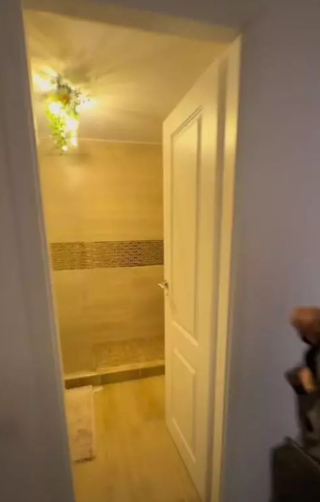Imagini din apartamentul în care locuiește Amna. Cum arată dormitorul și bucătăria: „Nu îi trebuie nimănui nimic mai mult de atât în viață”