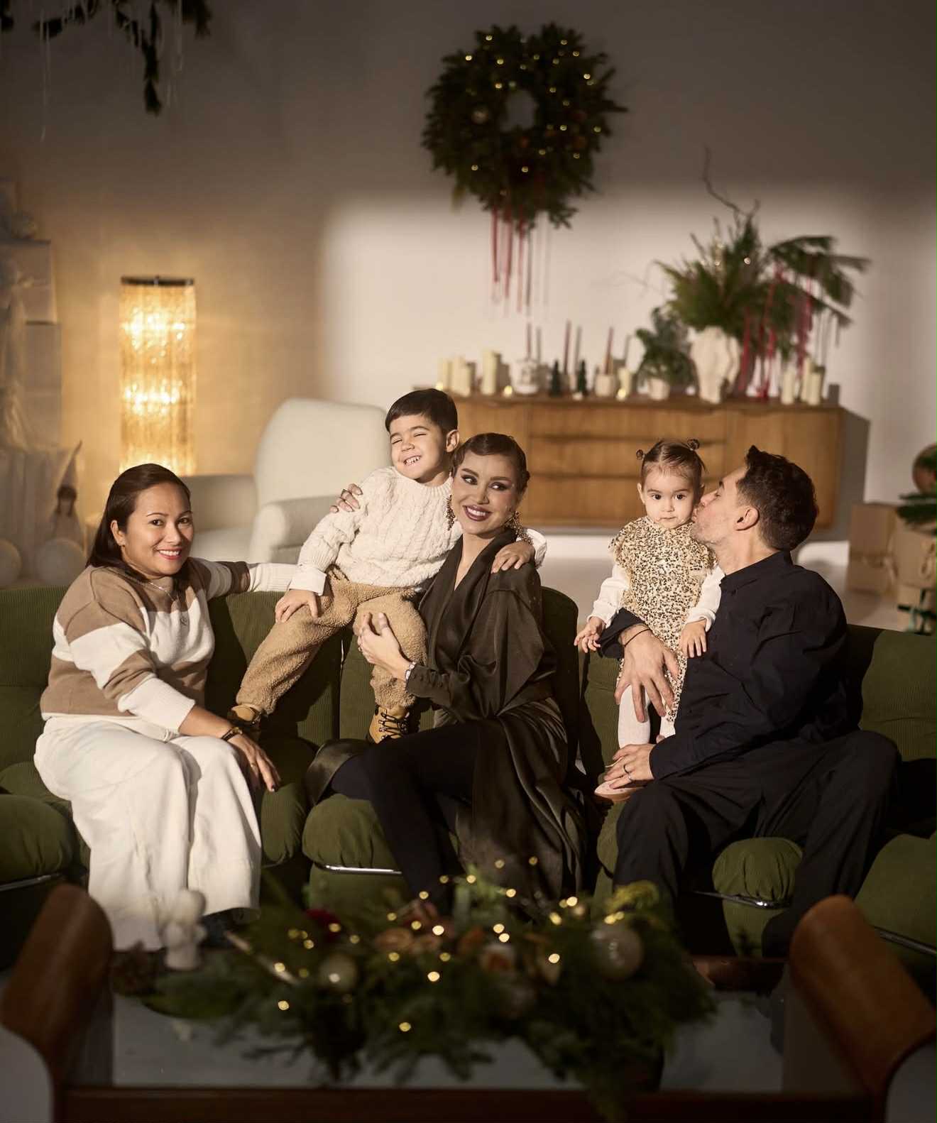 Cine apare în ședința foto de sărbători a Alinei Ceușan. E o persoană foarte specială pentru familia ei: „Mulțumesc că te implici așa cum aș face eu”