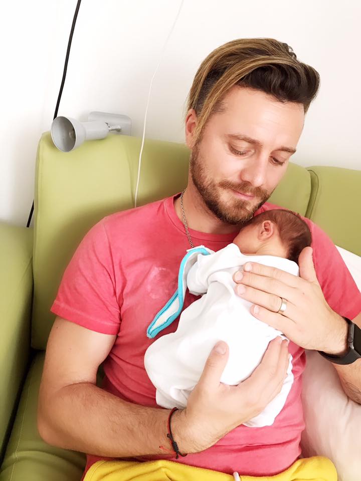 EXCLUSIV/Gabriela Cristea se-ntoarce la muncă, Tavi Clonda rămâne acasă cu bebelușa! “Nu suntem pregătiți să aducem bone în viața Victoriei”