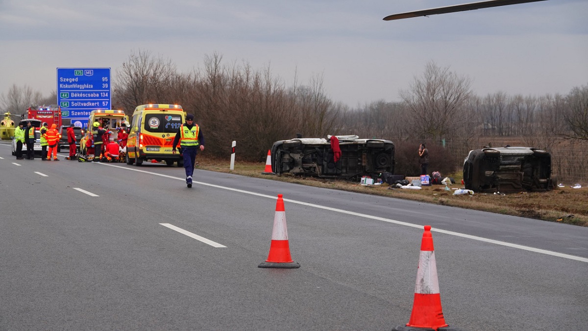Microbuz românesc răsturnat pe marginea autostrăzii în Ungaria. Cinci răniți, între care două femei a căror viață e în pericol