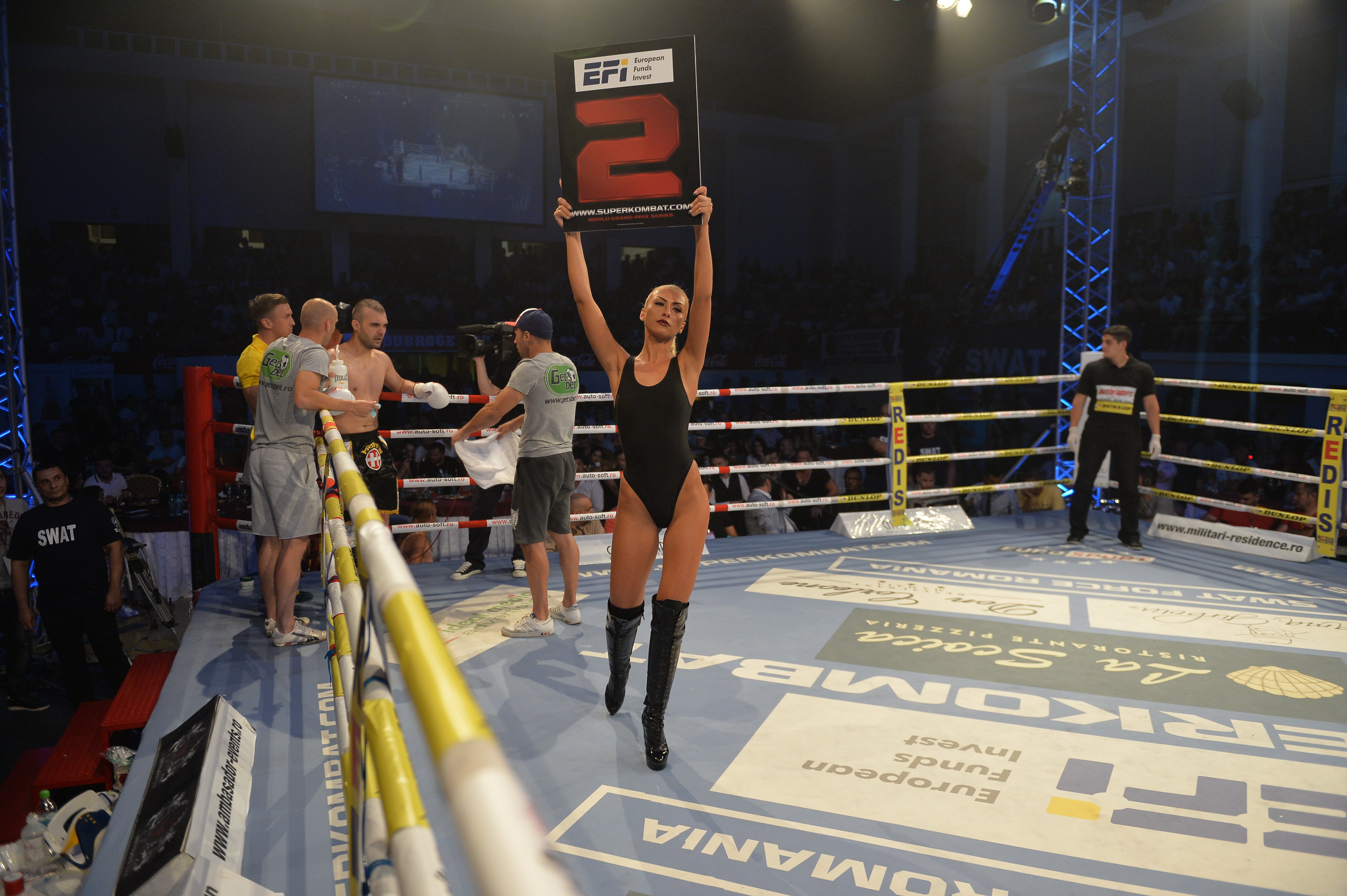 În ring când au intrat, spectatorii și mai tare s-au înfierbântat! Fetele sexy din preajma băieţilor duri de la Superkombat Constanța / GALERIE FOTO HOT   